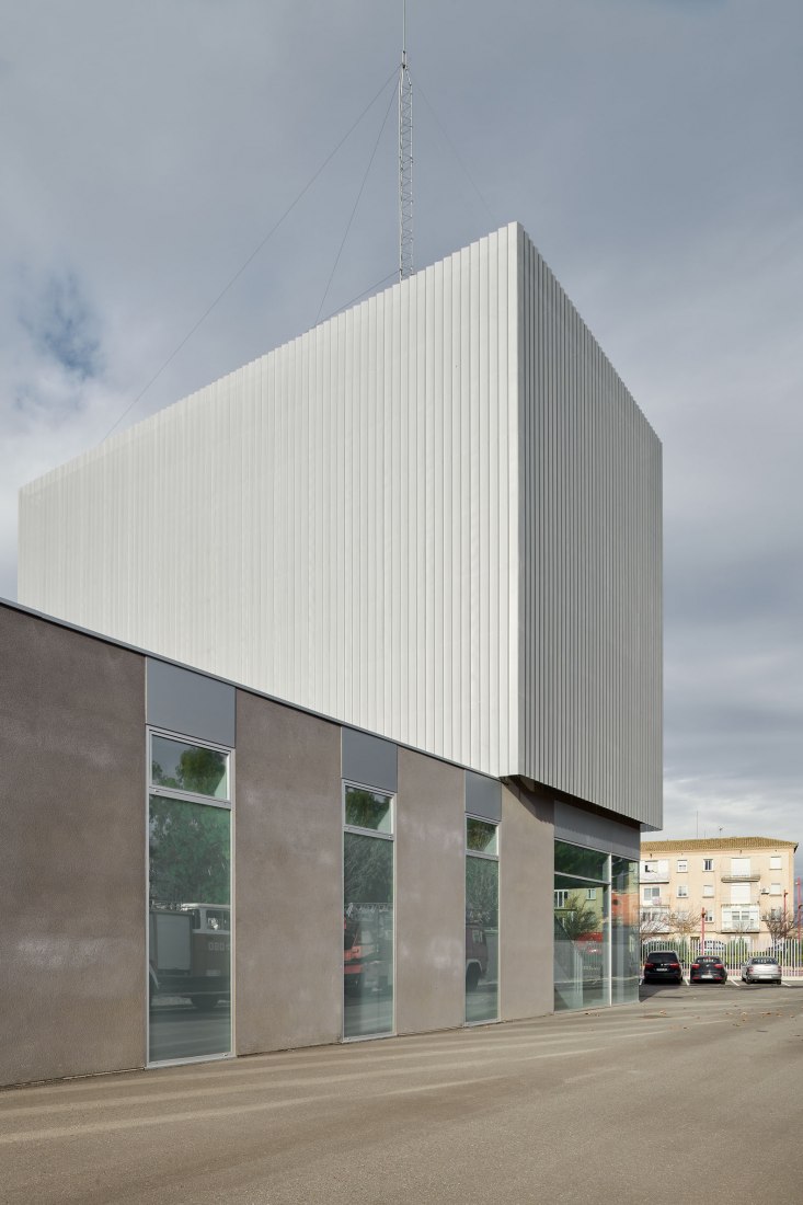 Fire Station nº 4 by IDOM. Photograph by Iñaki Bergera